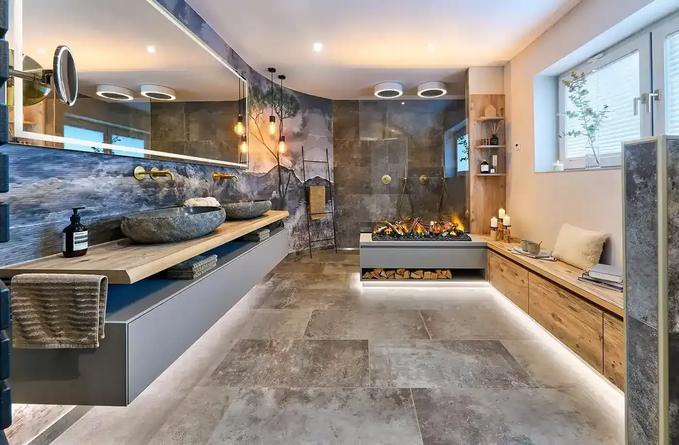 Foto eines Badezimmers mit künstlicher Feuerstelle